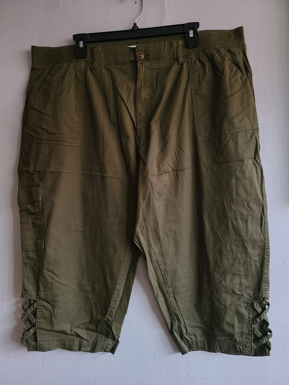 Women's size 16 (42" waist) dark green capri pants trouser pockets